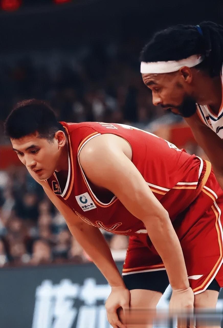 三亿体育体育新闻-球队备战新赛季CBA联赛，全力以赴备战