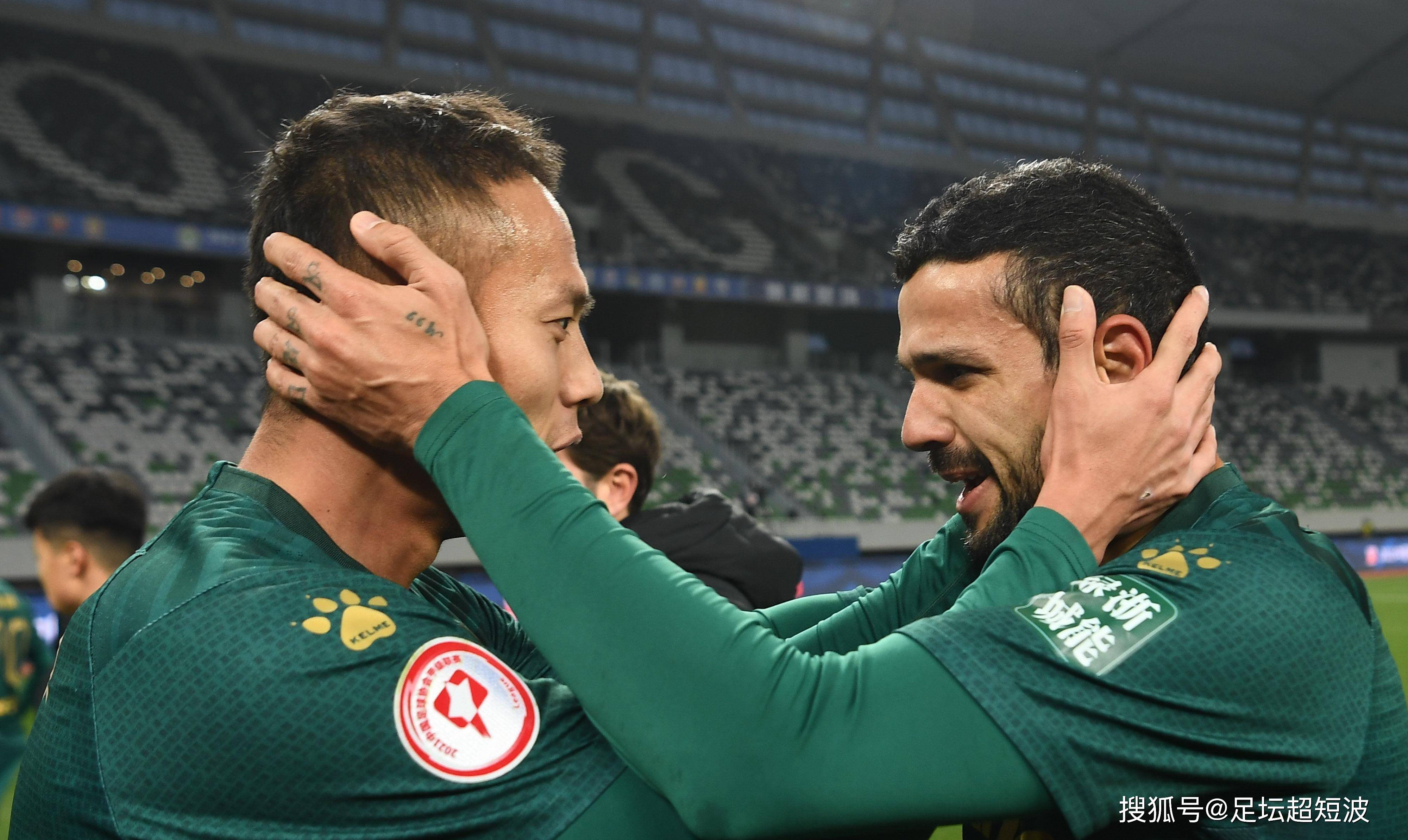 包含塞维利亚中场埃弗拉表现持续火爆的词条