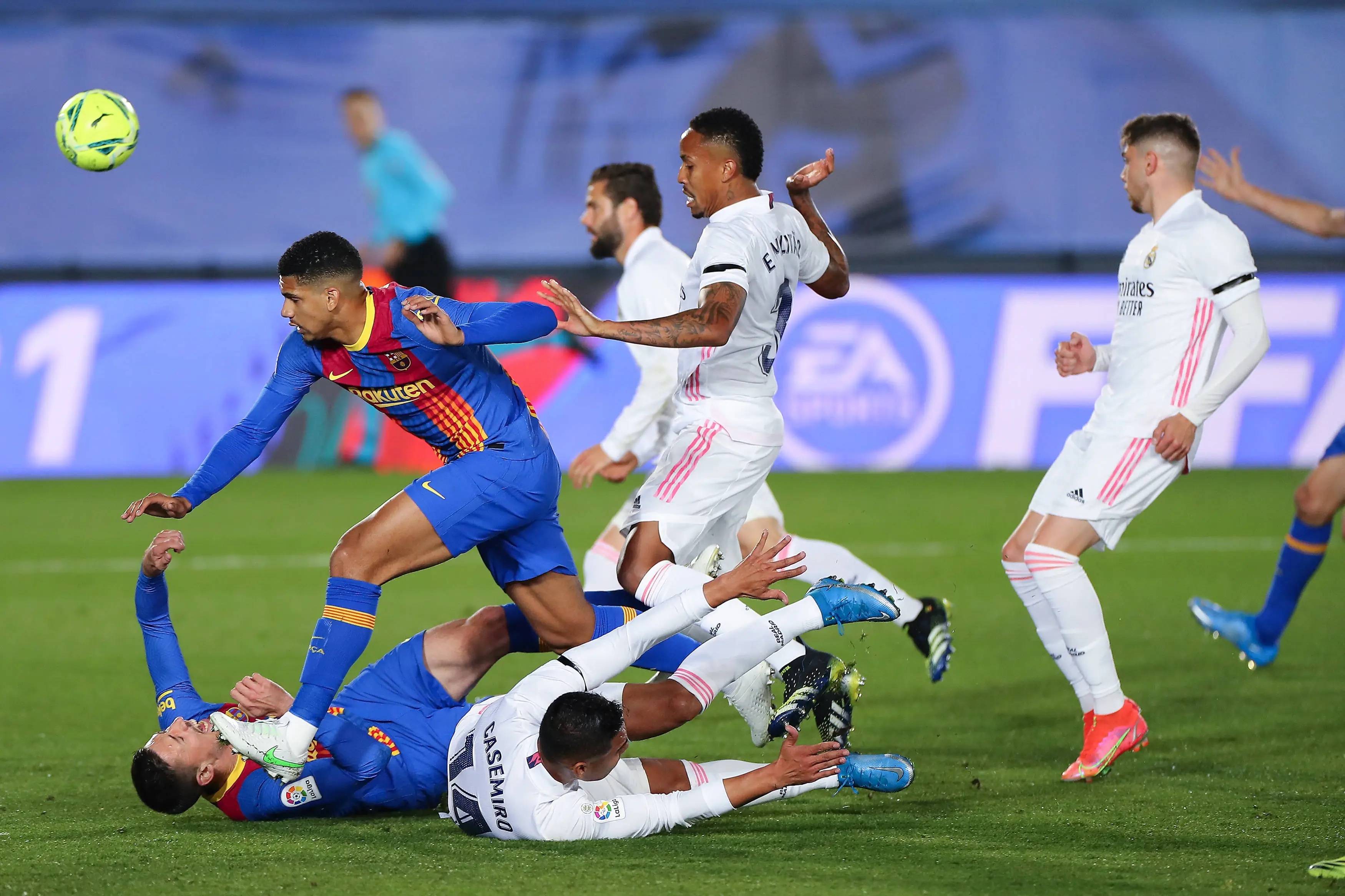 精彩足球对决引发球迷热议，成为焦点话题