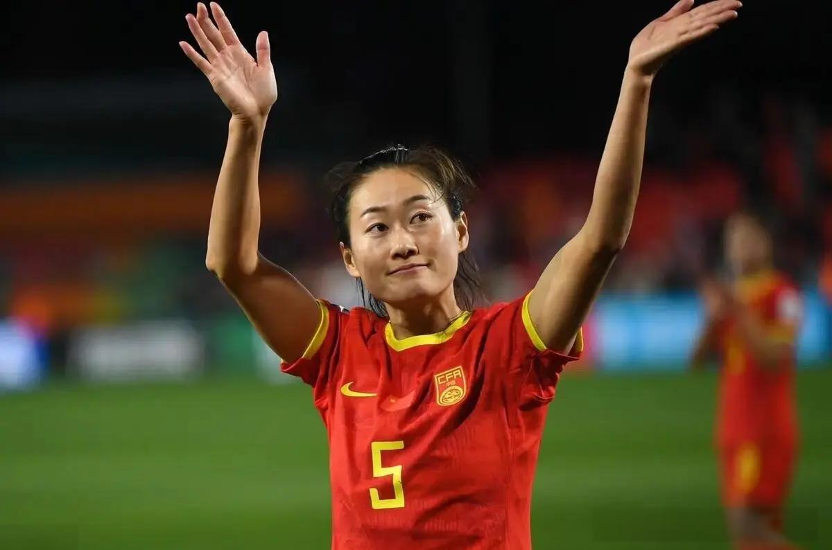 包含历史性胜利：女足队员奋力拼搏，成功逆转比赛的词条