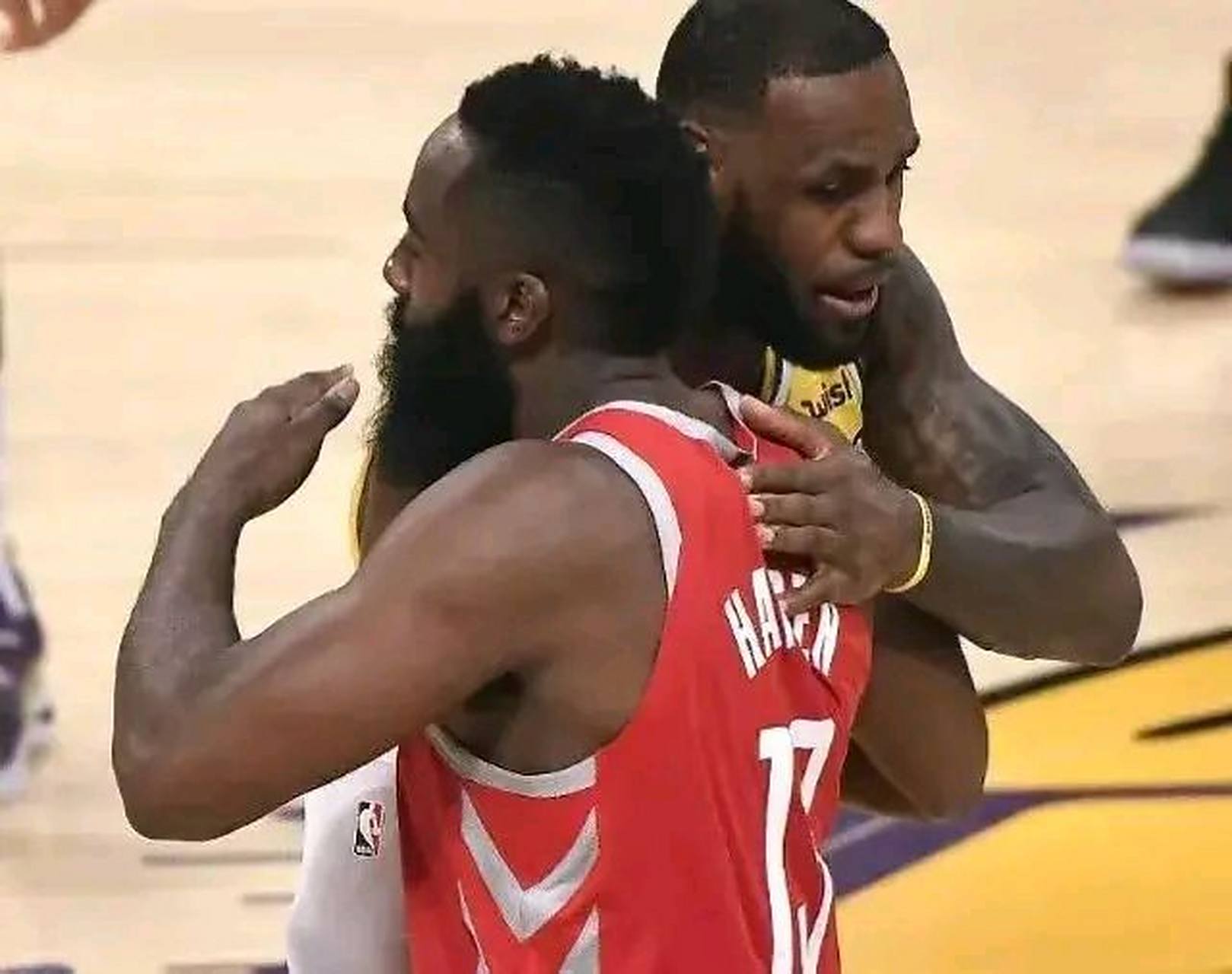 包含湖人官方确认签下哈登，形成“三巨头”阵容的词条