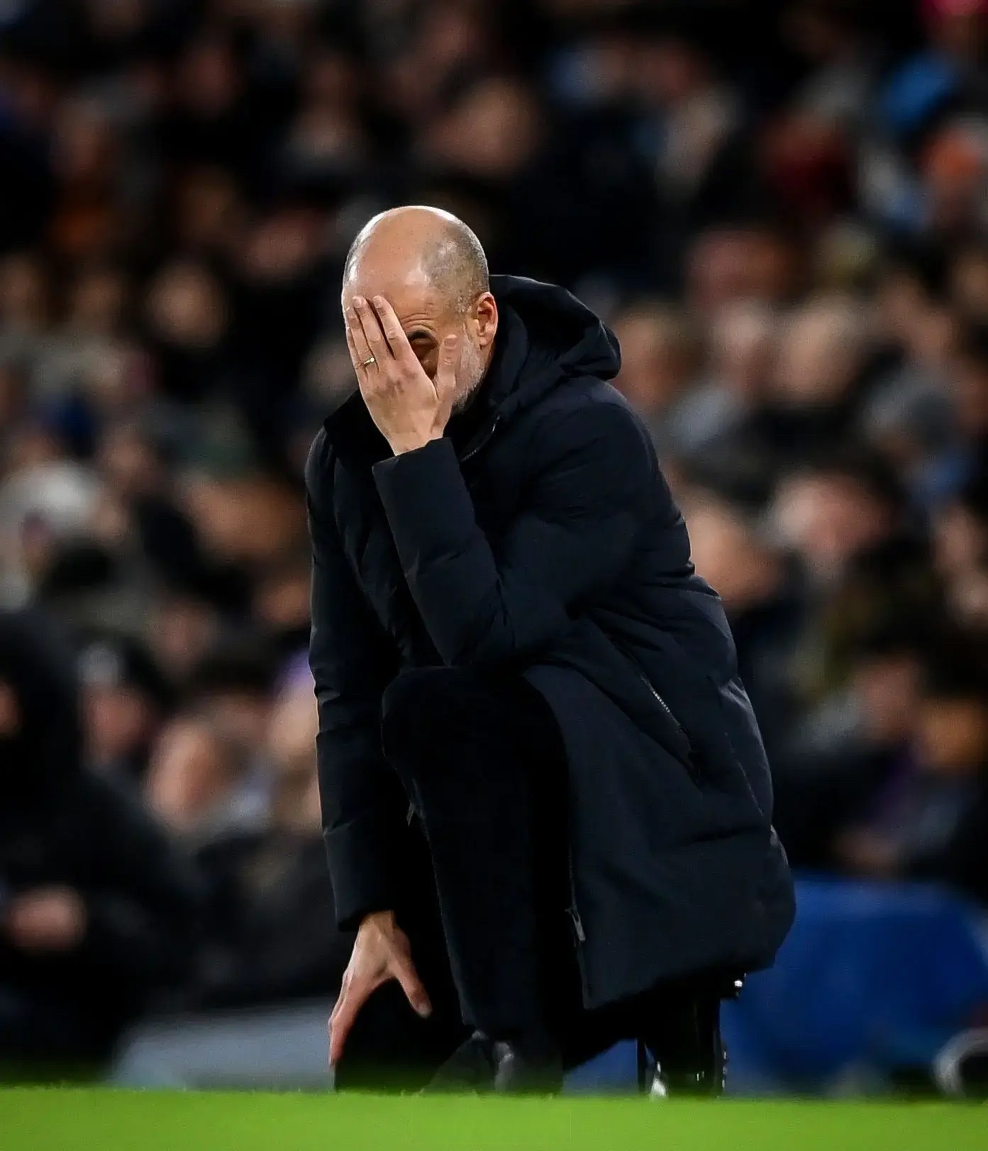 三亿体育体育入口-曼城客场失利，连败情况严峻