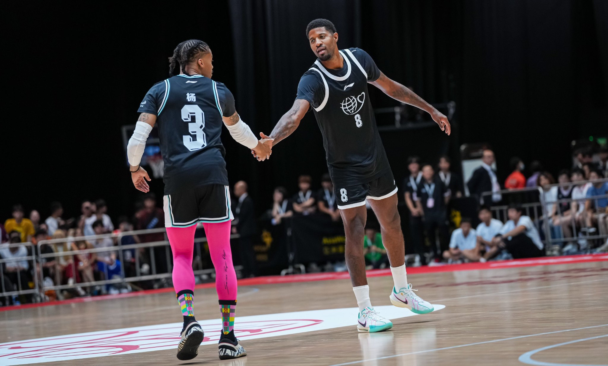 包含篮球明星们参加慈善赛助力社区建设的词条