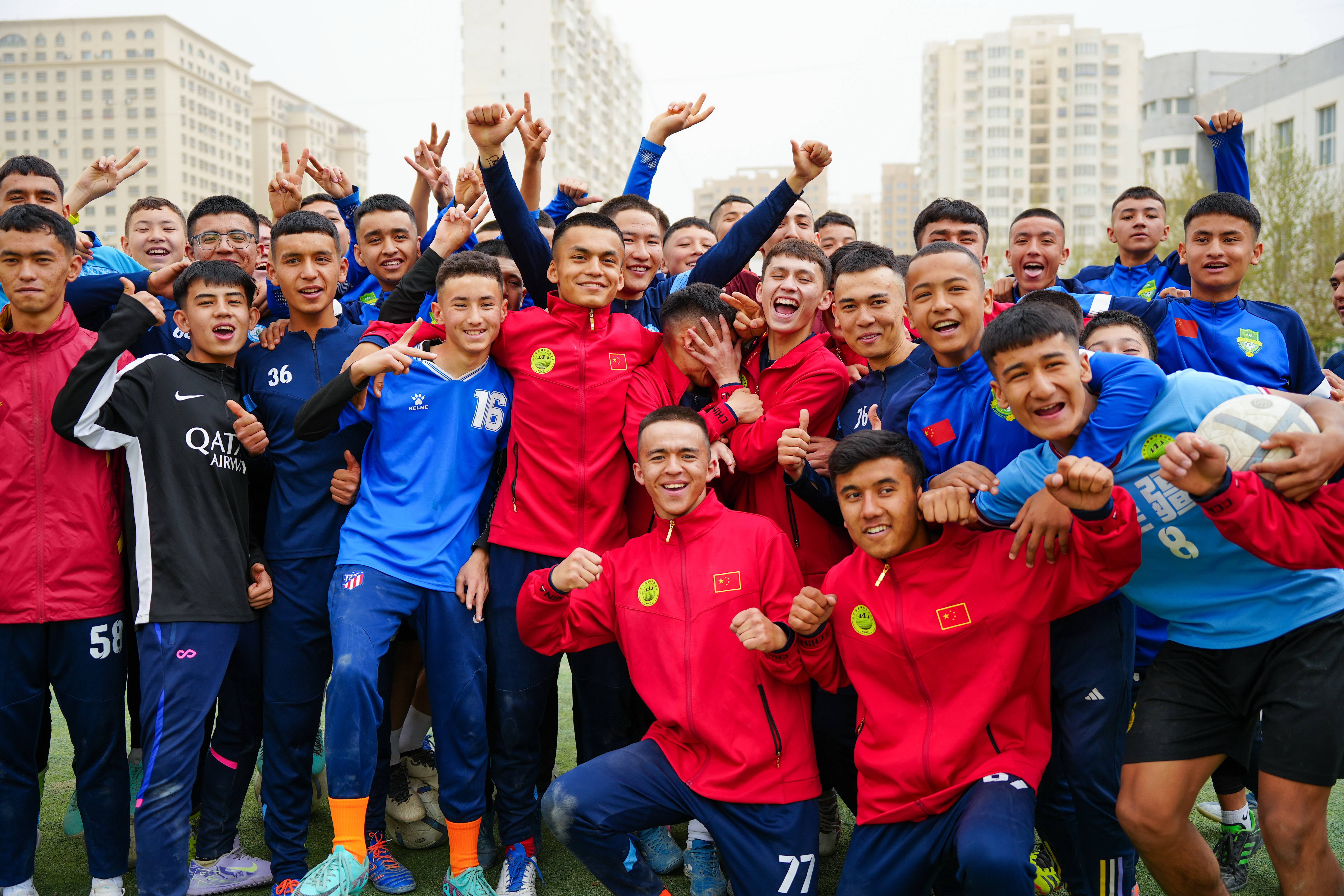 三亿体育体育网站入口-足球职业联赛球员表现亮眼，吸引越来越多观众