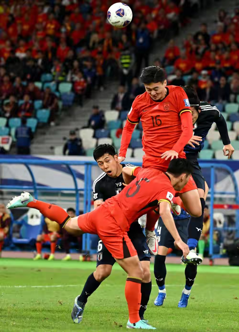 足球职业联赛球员表现亮眼，吸引越来越多观众